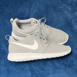 Nike NEW Roshe Run Light weight  Gray Sneakers with White Logo men’s size 8